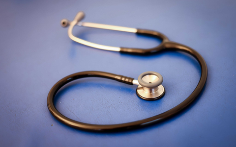 Aus Protest gegen die Gesundheitspolitik will der Virchowbund der niedergelassenen Ärztinnen und Ärzte zwischen dem 27. und 29. Dezember Tausende Praxen geschlossen lassen. - Foto: Christian Charisius/dpa