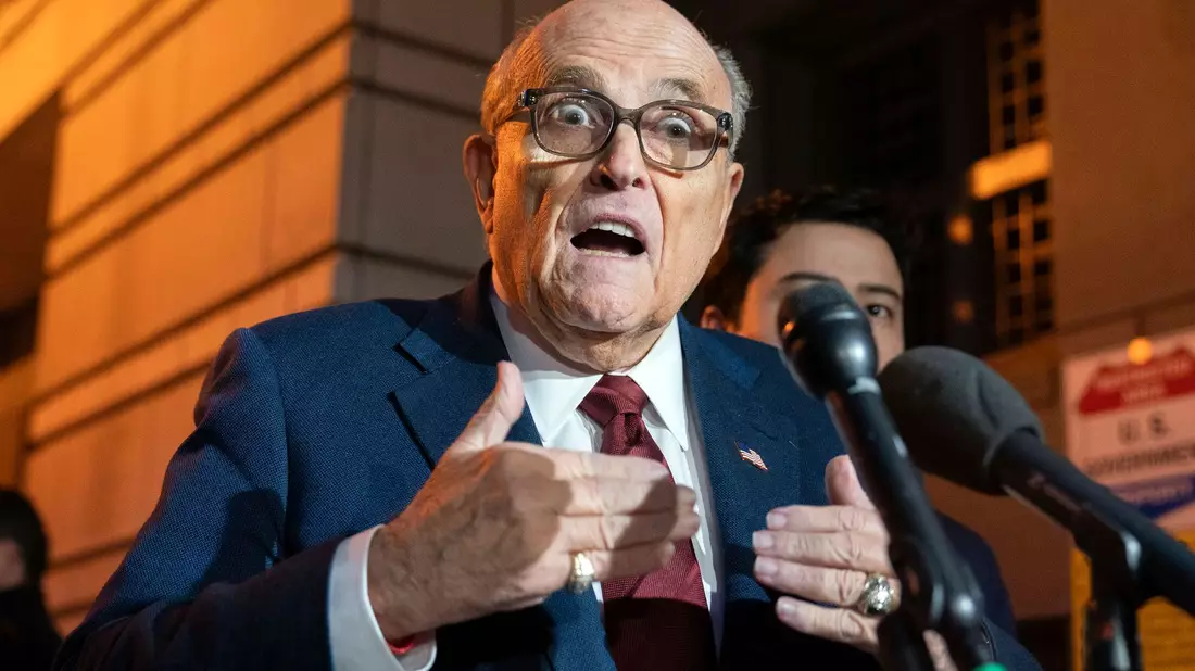 Rudy Giuliani muss zwei ehemaligen Wahlhelferinnen knapp 150 Millionen Dollar Schadenersatz zahlen. - Bild: Jose Luis Magana/AP/dpa
