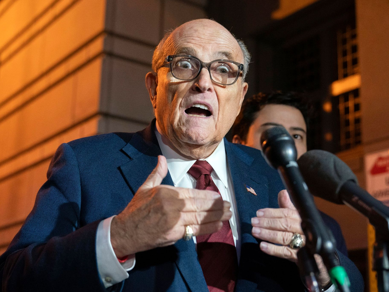 Rudy Giuliani muss zwei ehemaligen Wahlhelferinnen knapp 150 Millionen Dollar Schadenersatz zahlen. - Foto: Jose Luis Magana/AP/dpa