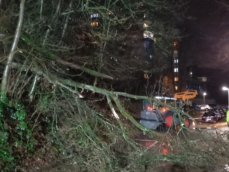 FW-EN: Sturmtief Zoltan hÀlt Feuerwehr auf Trapp - Bisher 11 EinsÀtze - Wache fest besetzt. - Foto: presseportal.de