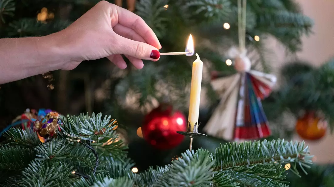«Weißt Du noch...?» - Gerade zu Weihnachten schwelgen viele Menschen gerne in Erinnerungen. - Bild: Bernd Weißbrod/dpa