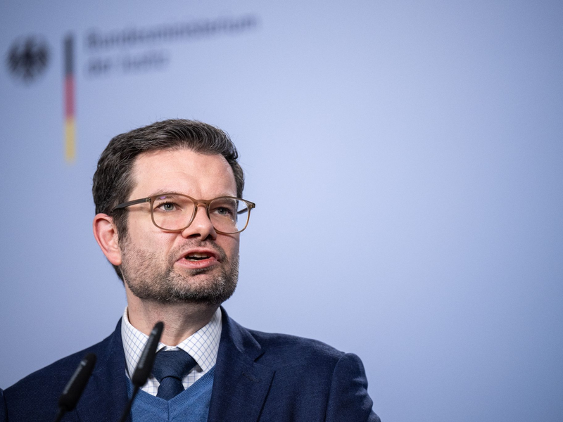 Justizminister Marco Buschmann (FDP) will dem Lieferkettengesetz der EU nicht zustimmen. - Foto: Hannes P. Albert/dpa