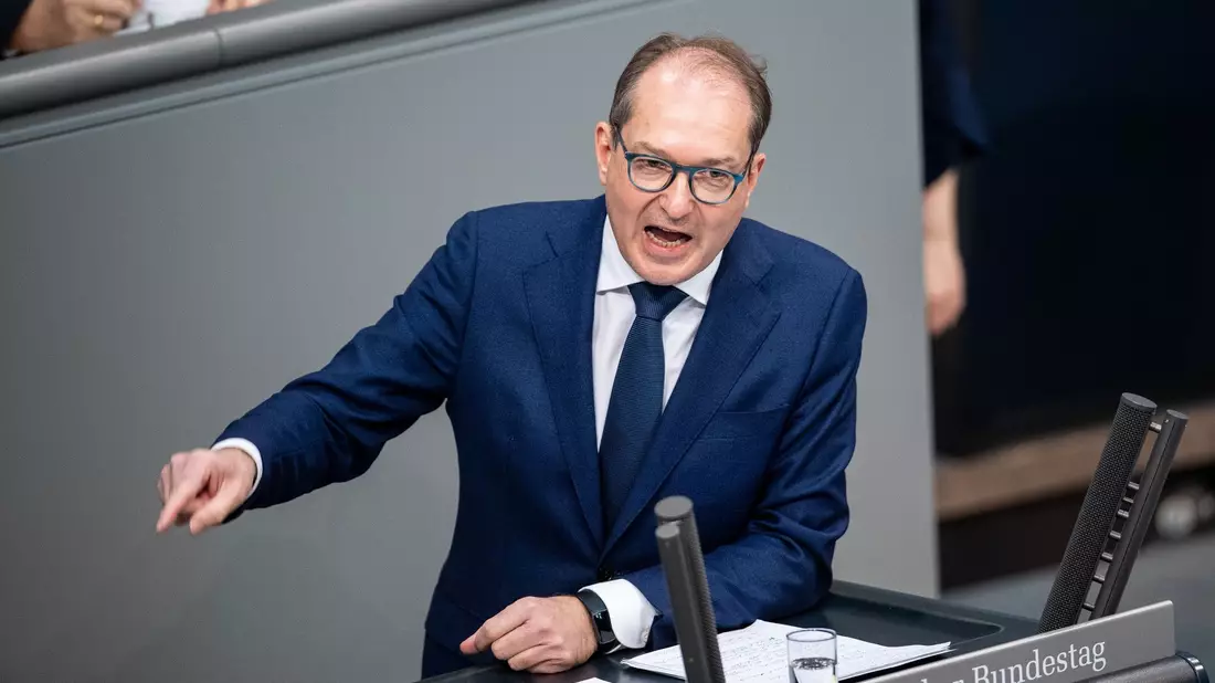 «Das Ampel-Experiment hat seine Legitimation verloren. Eine angemessene Reaktion darauf wären Neuwahlen», sagt CSU-Landesgruppenchef Alexander Dobrindt. - Bild: Melissa Erichsen/dpa