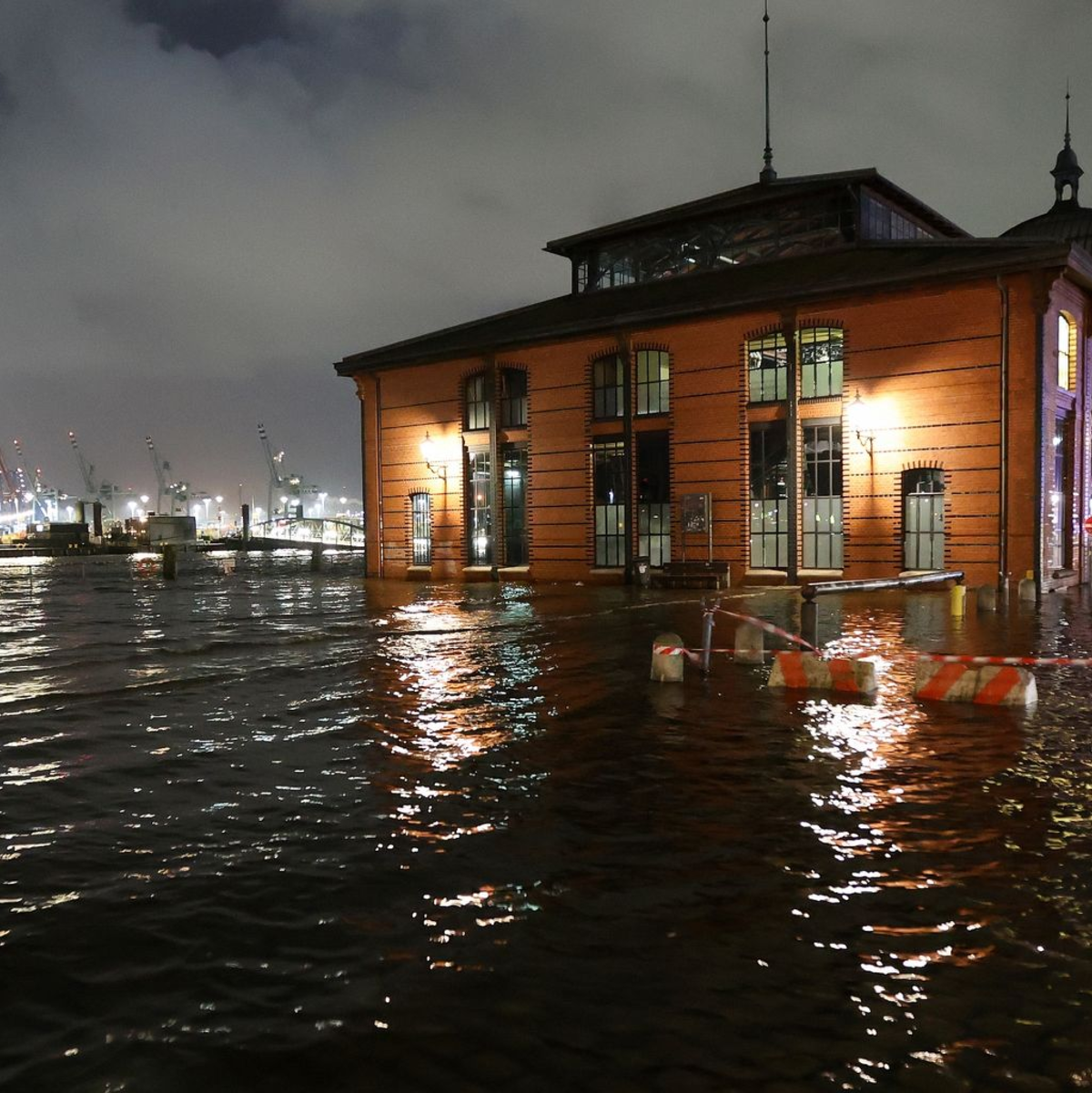 Der Fischmarkt in Hamburg ist überflutet worden. - Foto: Bodo Marks/dpa