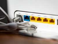 Auf dem Papier klingt der Internetvertrag großartig, in der Praxis hingegen hakt es gewaltig? Ist das der Fall, so haben die Bundesbürger seit Dezember 2021 einen Anspruch auf geringere Zahlungen an ihren Internetanbieter. - Foto: Fabian Sommer/dpa