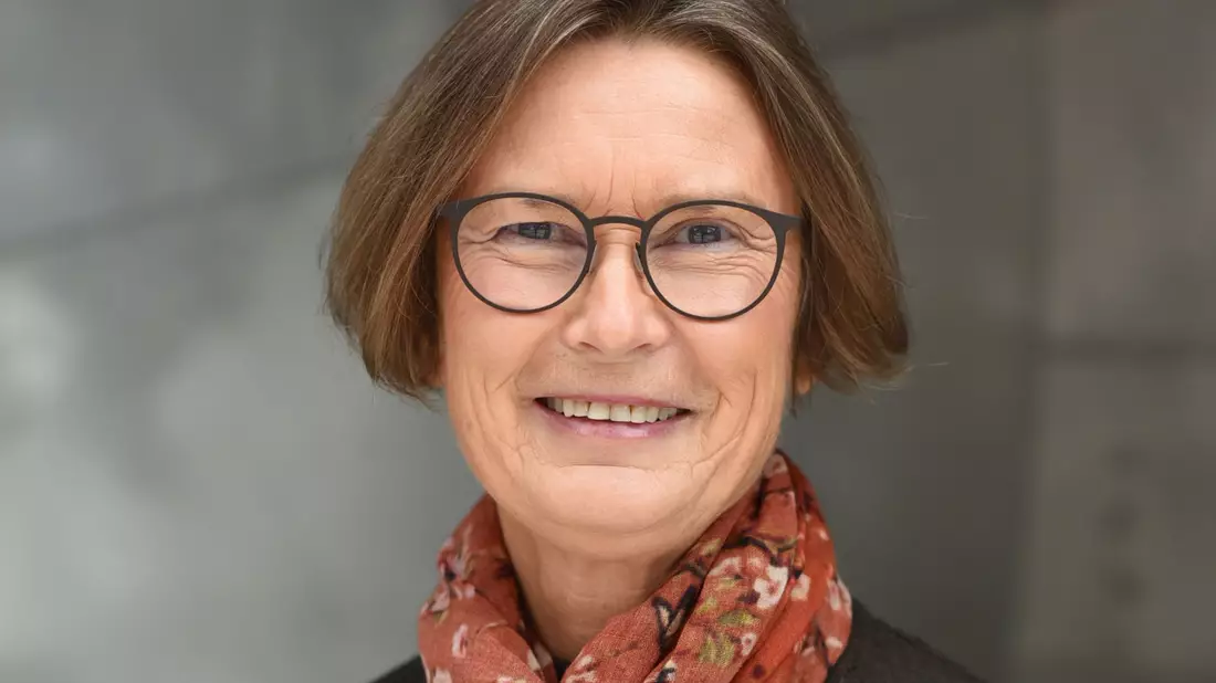 Helje Kringlebotn Sødal lächelt ist  Professorin an der norwegischen Universität von Agder. (Archivbild) - Bild: UiA/dpa