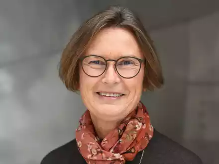 Helje Kringlebotn Sødal lächelt ist  Professorin an der norwegischen Universität von Agder. (Archivbild) - Foto: UiA/dpa