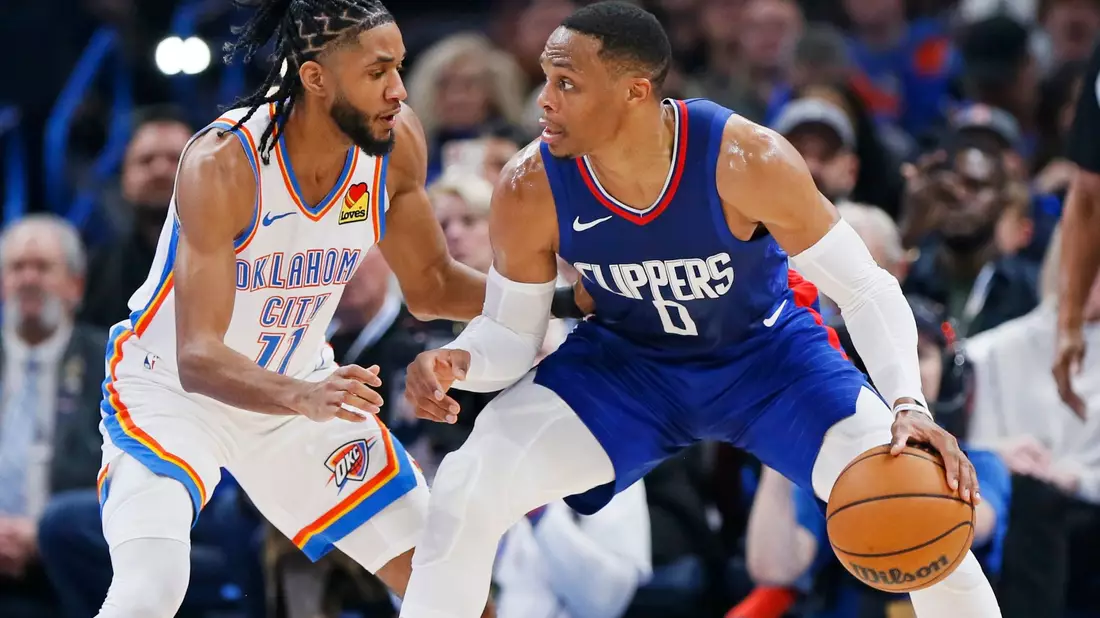 Los Angeles' Russell Westbrook (0) dribbelt den Ball, während Oklahoma City Thunders Isaiah Joe (11) verteidigt. - Bild: Nate Billings/AP/dpa