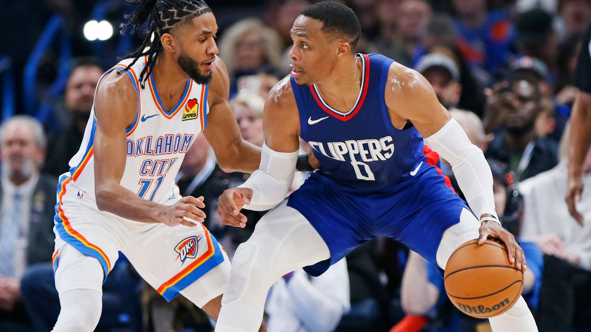 Los Angeles' Russell Westbrook (0) dribbelt den Ball, während Oklahoma City Thunders Isaiah Joe (11) verteidigt. - Foto: Nate Billings/AP/dpa