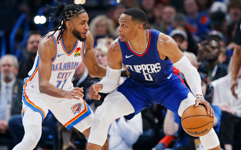 Los Angeles' Russell Westbrook (0) dribbelt den Ball, während Oklahoma City Thunders Isaiah Joe (11) verteidigt. - Foto: Nate Billings/AP/dpa