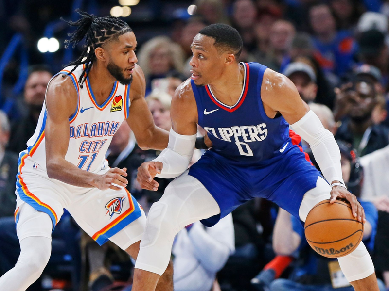 Los Angeles' Russell Westbrook (0) dribbelt den Ball, während Oklahoma City Thunders Isaiah Joe (11) verteidigt. - Foto: Nate Billings/AP/dpa