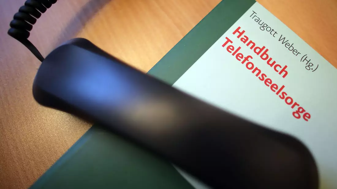 Kriege, Einsamkeit und depressive Stimmungen sind häufig Auslöser der Anrufe bei der Telefonseelsorge. - Bild: Oliver Berg/dpa