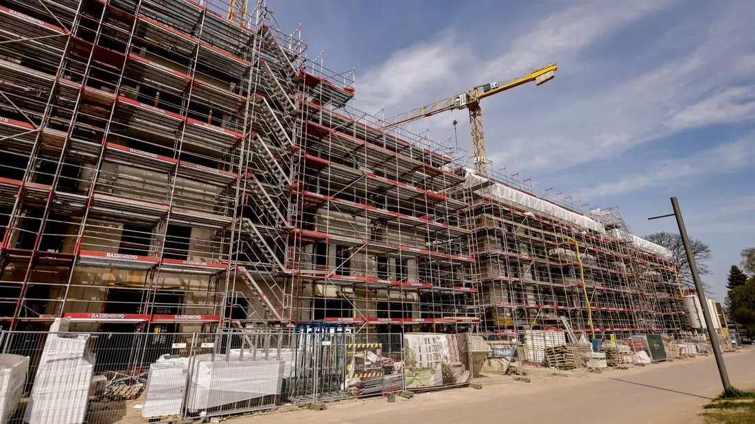 Bauministern Geywitz rechnet bis Ende dieses Jahres mit 270.000 neuen Wohnungen. - Bild: Axel Heimken/dpa