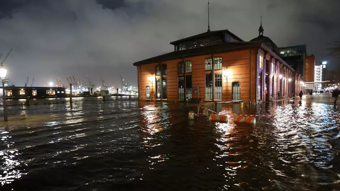 Der Fischmarkt in Hamburg ist überflutet worden. - Bild: Bodo Marks/dpa