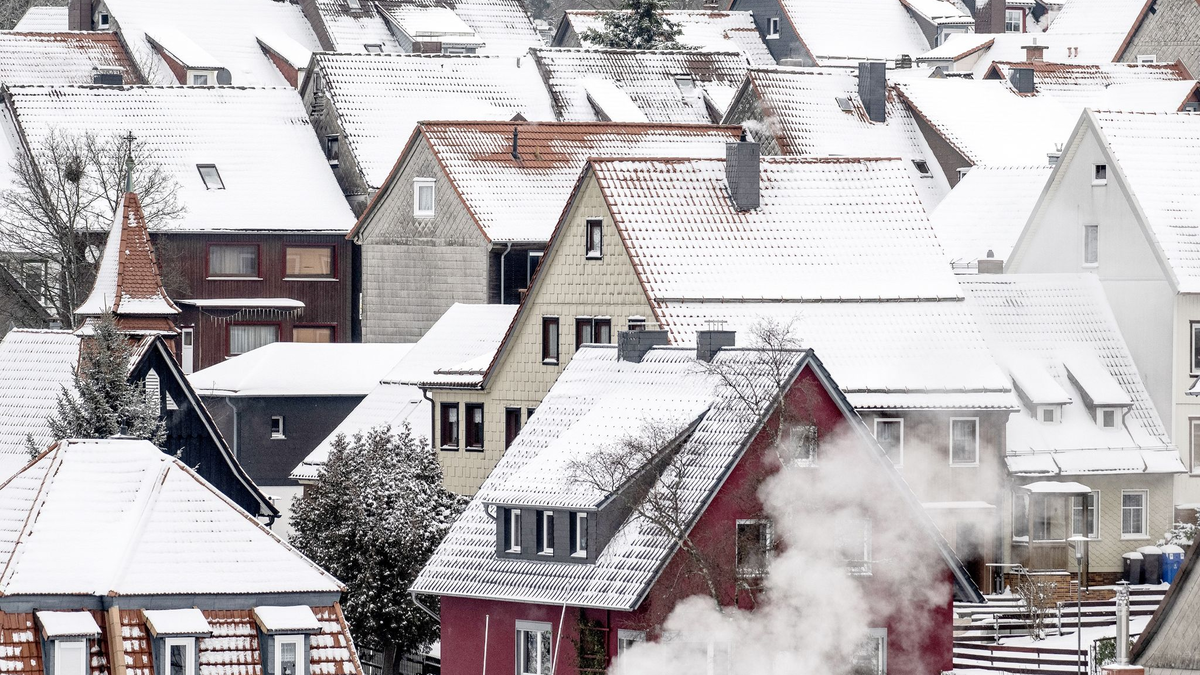 Im Vergleich zum Vorjahreszeitraum sind Wohnungen und Häuser im Schnitt um 10,2 Prozent günstiger geworden. - Foto: Swen Pförtner/dpa