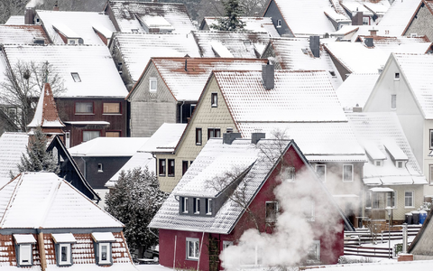 Im Vergleich zum Vorjahreszeitraum sind Wohnungen und Häuser im Schnitt um 10,2 Prozent günstiger geworden. - Foto: Swen Pförtner/dpa
