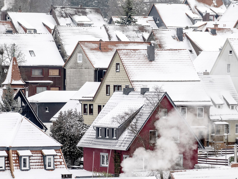 Im Vergleich zum Vorjahreszeitraum sind Wohnungen und Häuser im Schnitt um 10,2 Prozent günstiger geworden. - Foto: Swen Pförtner/dpa