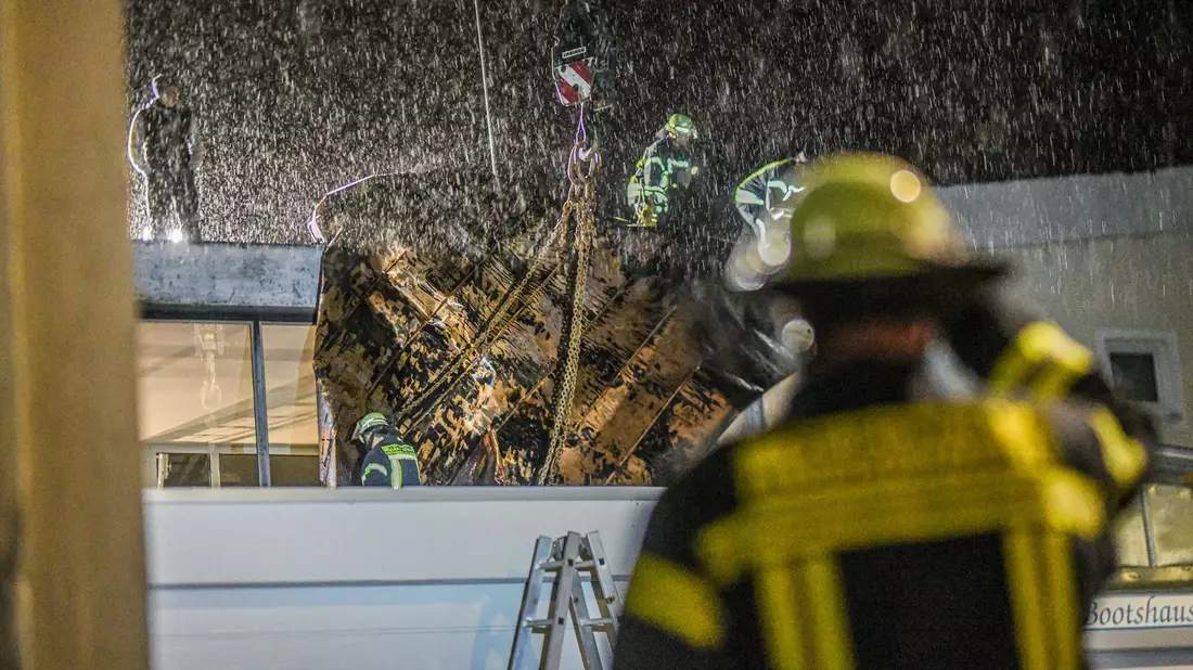 Einsatzkräfte der Feuerwehr sichern in Plüderhausen bei Stuttgart ein Teil des Daches ihres Feuerwehrhauses mit einem Kran. Zuvor hatte Sturntief «Zoltan» Teile des Daches abgedeckt. - Bild: Jason Tschepljakow/dpa