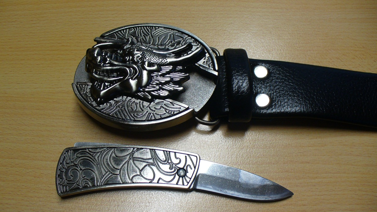 HZA-P: Vorweihnachtszeit bedeutet Hochsaison bei Paketversendern / Hauptzollamt Potsdam meldet verbotene Waffen und stellt gefälschte Markenkleidung sicher - Foto: presseportal.de