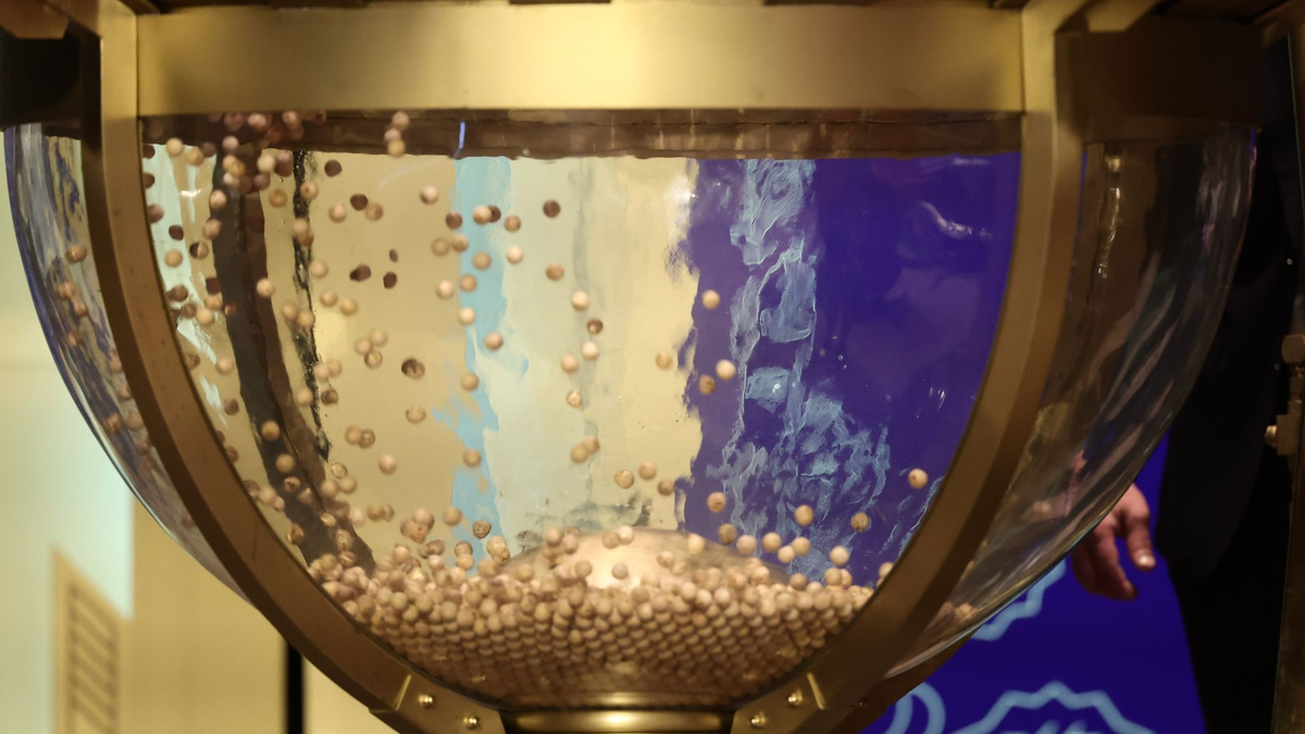 Die Lostrommel und die Holzkugeln mit den Losnummern im Opernhaus Teatro Real in Madrid. - Foto: Eduardo Parra/EUROPA PRESS/dpa