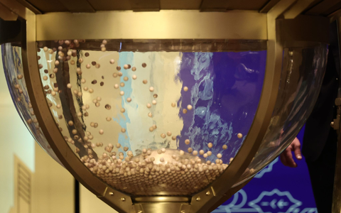 Die Lostrommel und die Holzkugeln mit den Losnummern im Opernhaus Teatro Real in Madrid. - Foto: Eduardo Parra/EUROPA PRESS/dpa