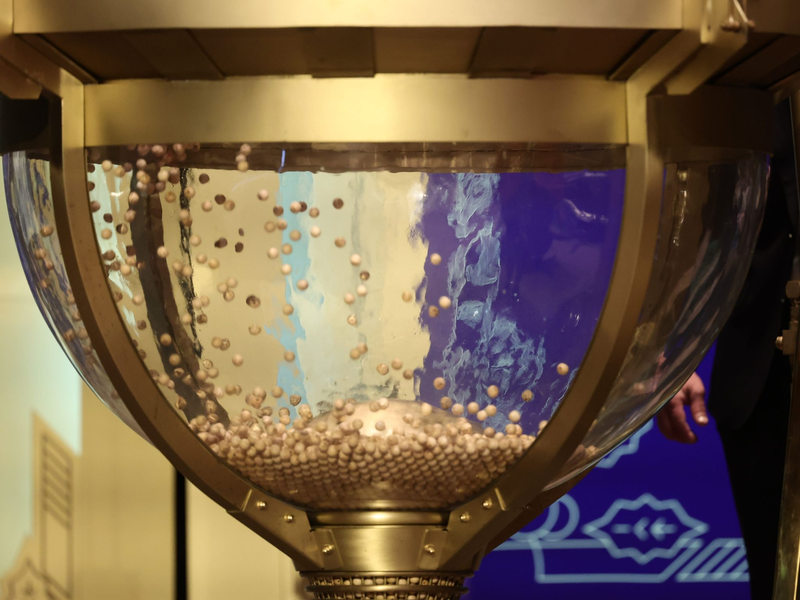 Die Lostrommel und die Holzkugeln mit den Losnummern im Opernhaus Teatro Real in Madrid. - Foto: Eduardo Parra/EUROPA PRESS/dpa