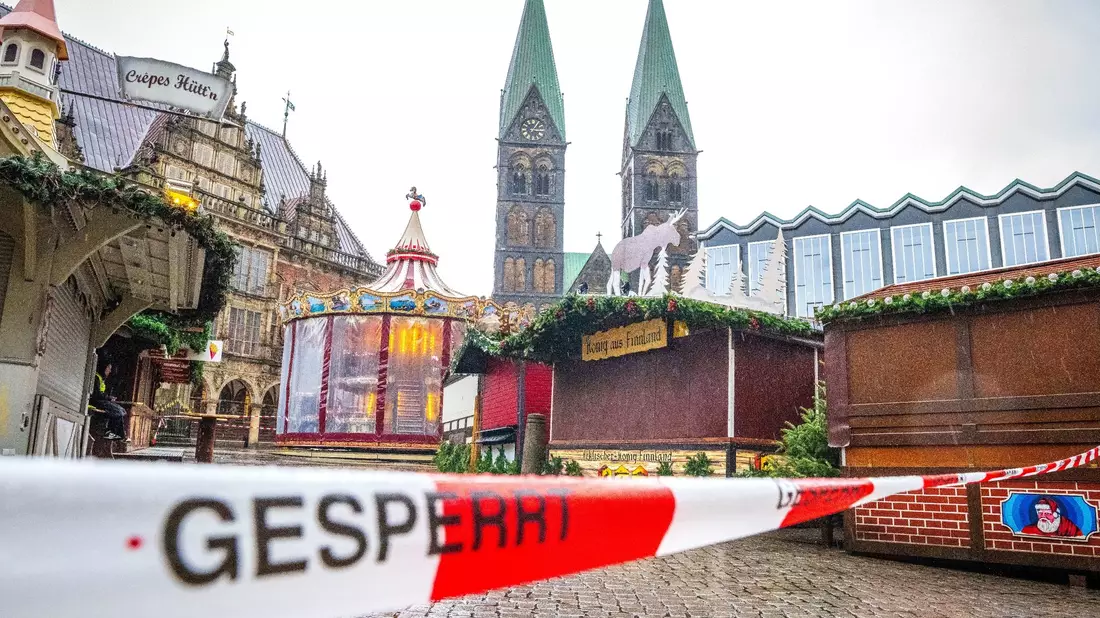 Der Bremer Weihnachtsmarkt ist wegen des Sturmtiefs «Zoltan» geschlossen. - Bild: Sina Schuldt/dpa