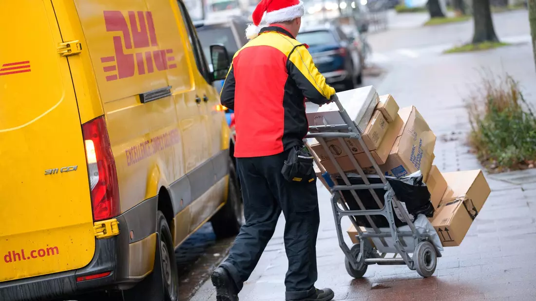 An Heiligabend im Dienst: Bis zu zehn Prozent der Erwerbstätigen arbeiten am 24. Dezember. - Bild: Jonas Walzberg/dpa