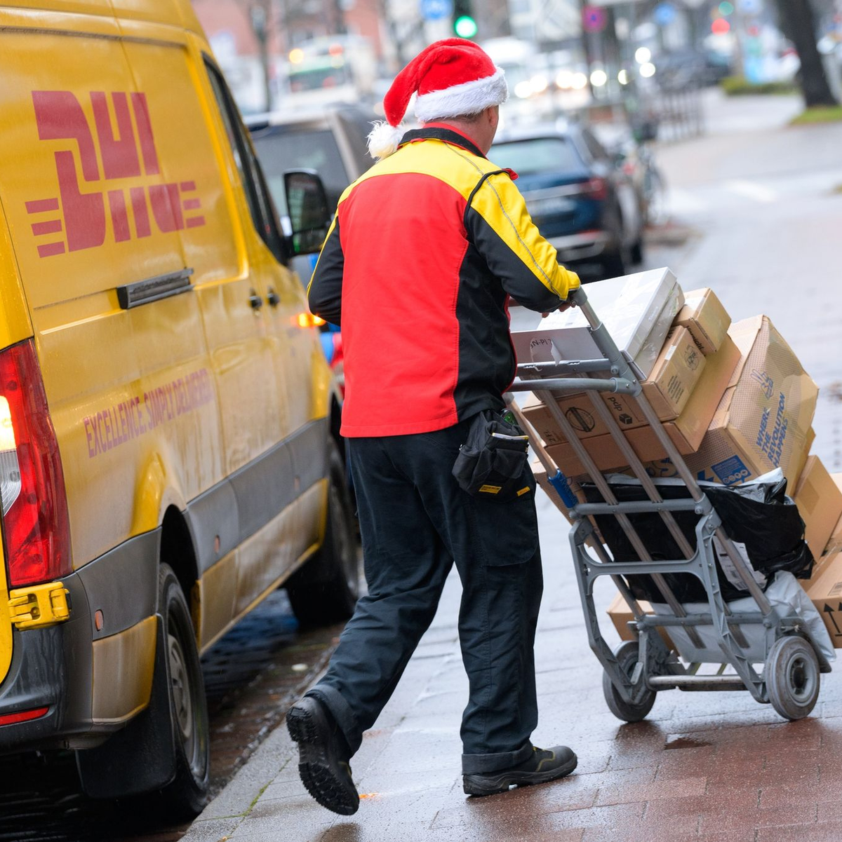 An Heiligabend im Dienst: Bis zu zehn Prozent der Erwerbstätigen arbeiten am 24. Dezember. - Foto: Jonas Walzberg/dpa