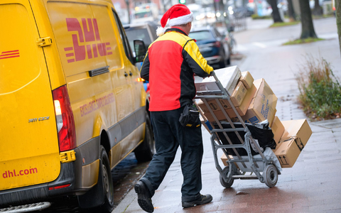 An Heiligabend im Dienst: Bis zu zehn Prozent der Erwerbstätigen arbeiten am 24. Dezember. - Foto: Jonas Walzberg/dpa