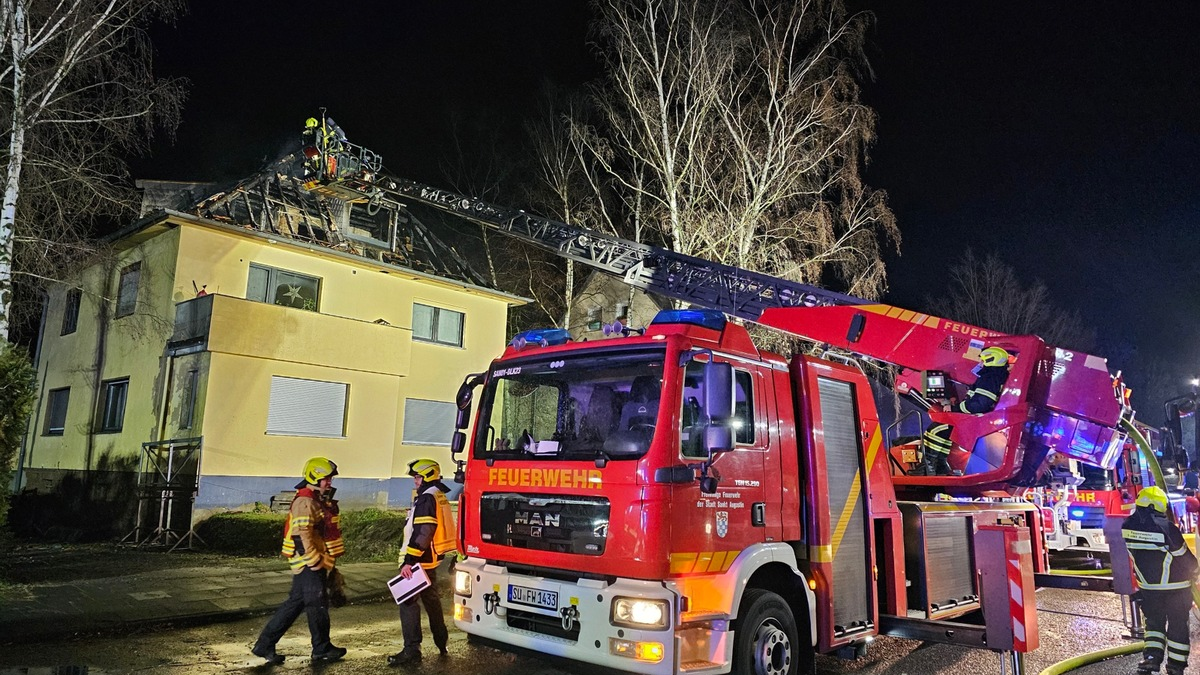 FW Sankt Augustin: Ehrenamtliche löschen großen Dachstuhlbrand - Foto: presseportal.de