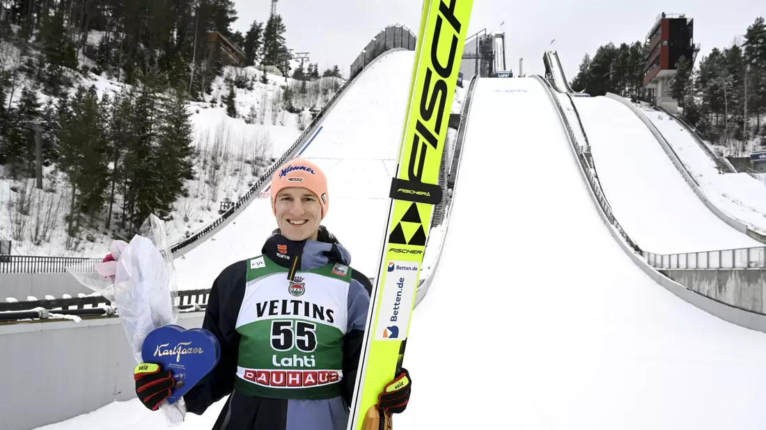 Freut sich mit seiner Tochter auf das Christkind: Skispringer Karl Geiger. - Bild: Heikki Saukkomaa/Lehtikuva/dpa