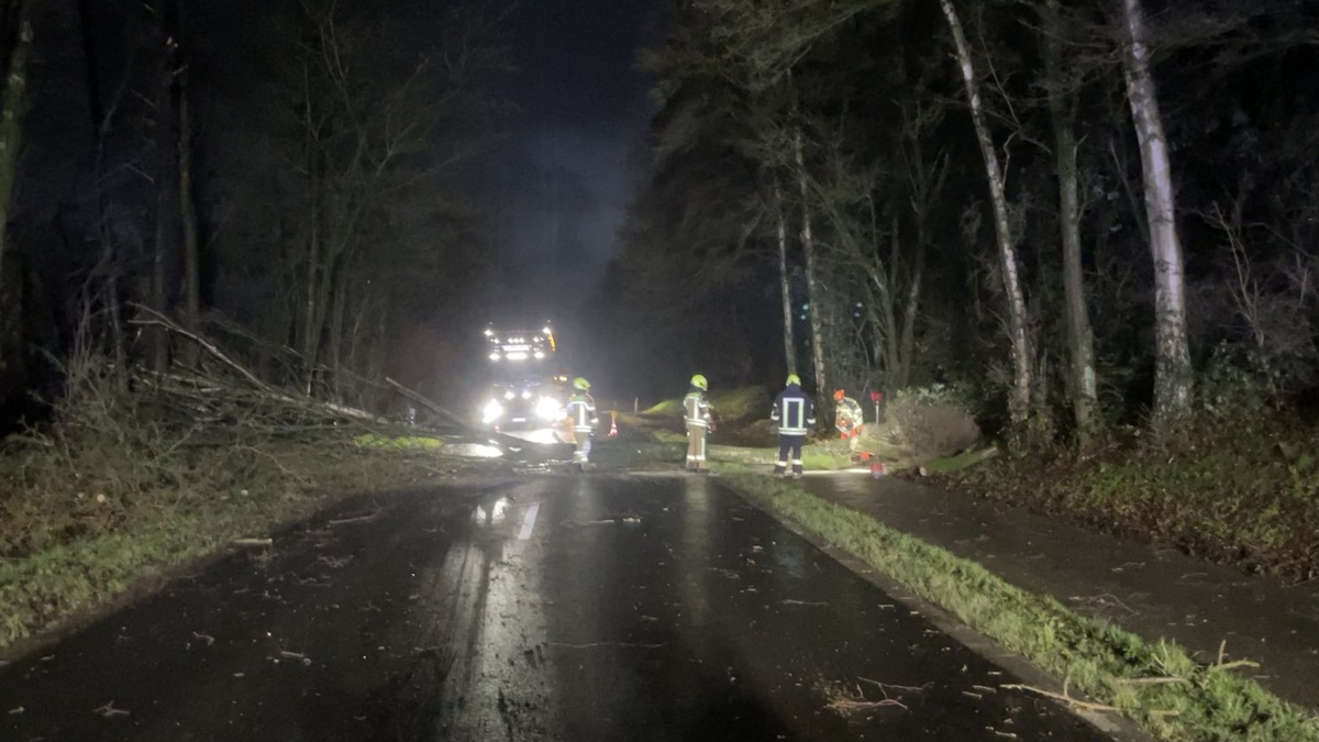 FW Alpen: Vier Sturmeinsätze für die Feuerwehr Alpen - Foto: presseportal.de