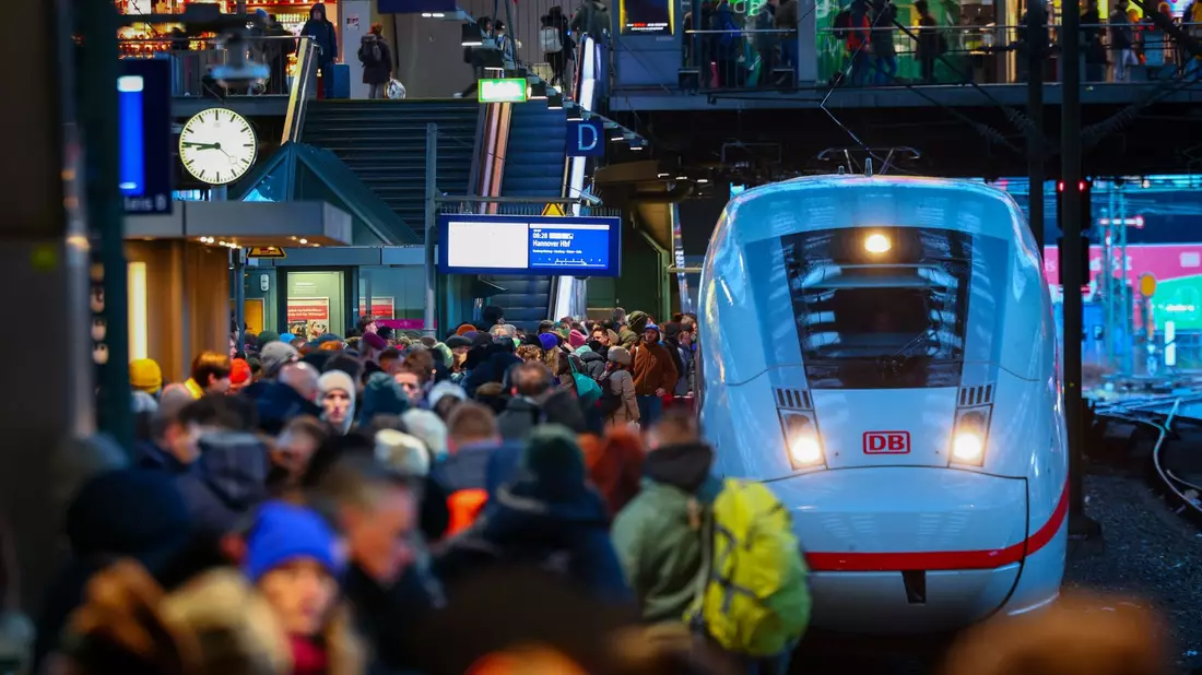 Geduld ist gefragt: Reisende am Hamburger Hauptbahnhof. - Bild: Christian Charisius/dpa