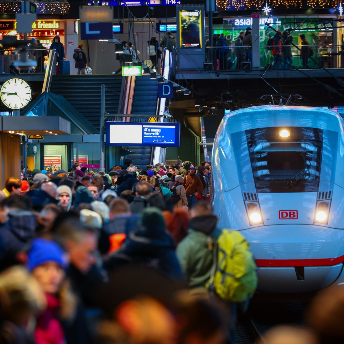 Geduld ist gefragt: Reisende am Hamburger Hauptbahnhof. - Foto: Christian Charisius/dpa
