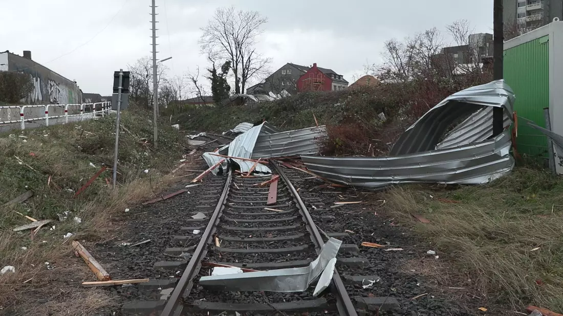 Abgedeckte Dächer liegen auf einem Bahngleis in Köln. - Bild: -/dpa /dpa