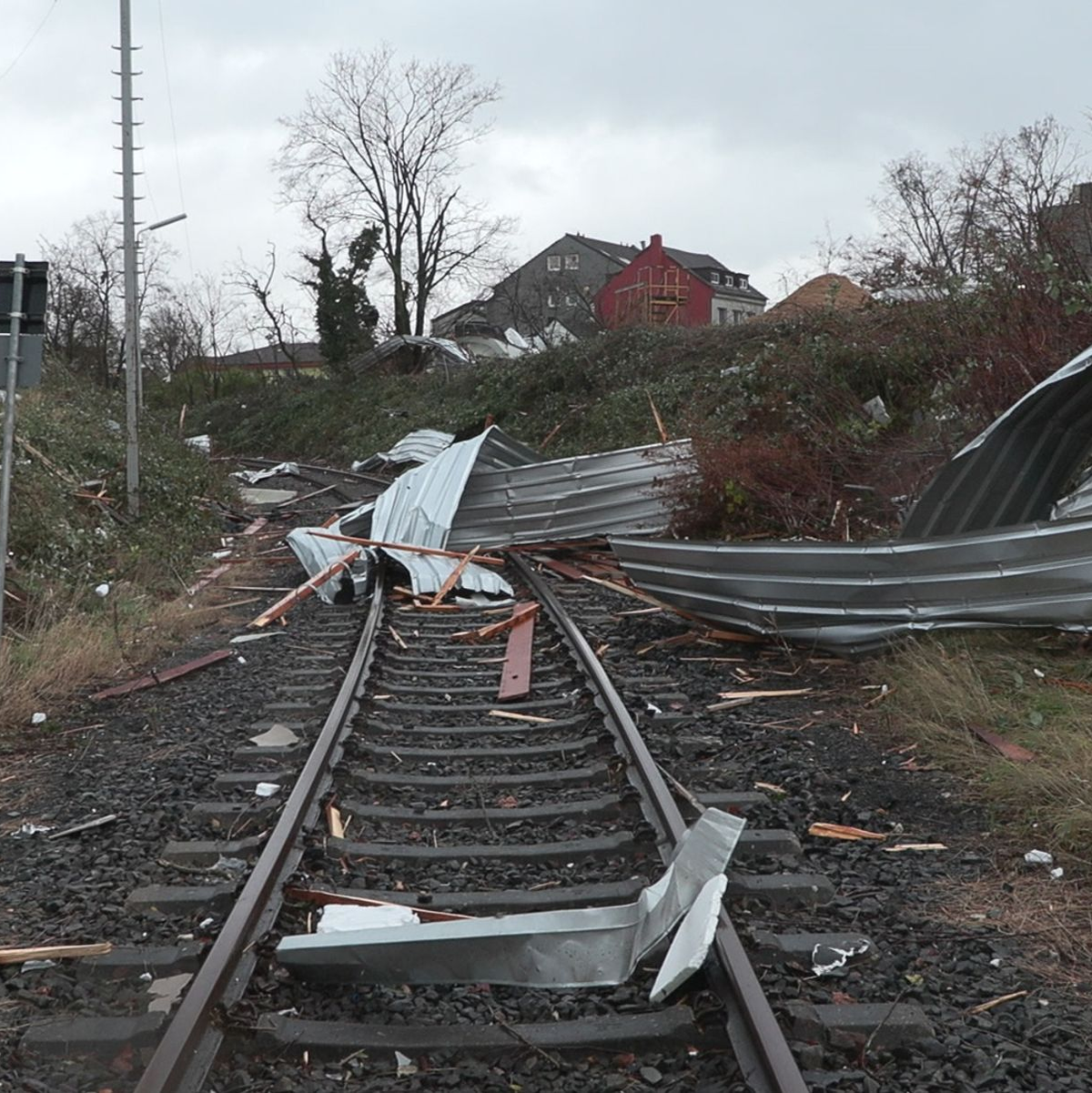 Abgedeckte Dächer liegen auf einem Bahngleis in Köln. - Foto: -/dpa /dpa