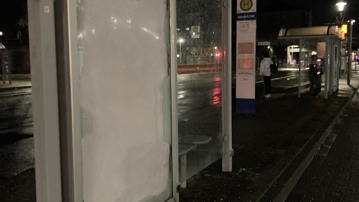 POL-DN: Bushaltestelle mit Gullideckel beworfen - Foto: presseportal.de