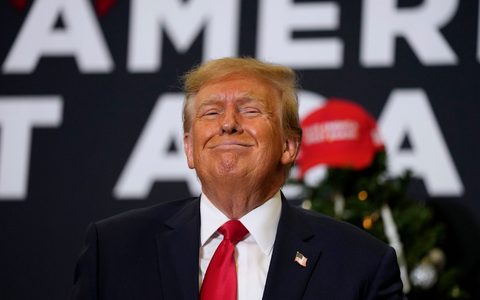 Donald Trump ist in der US-Hauptstadt Washington wegen versuchten Wahlbetrugs angeklagt. - Foto: Charlie Neibergall/AP