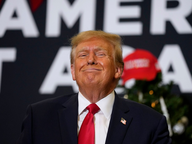 Donald Trump ist in der US-Hauptstadt Washington wegen versuchten Wahlbetrugs angeklagt. - Foto: Charlie Neibergall/AP