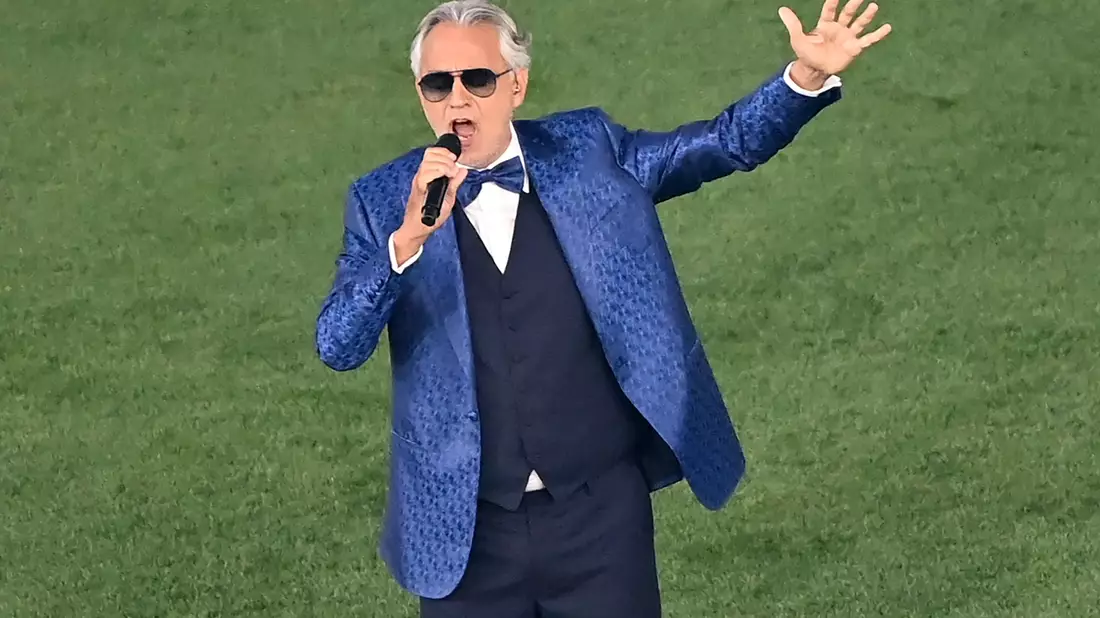 Andrea Bocelli singt im Stadio Olimpico di Roma vor einem Fußballspiel. - Bild: Matthias Balk/dpa