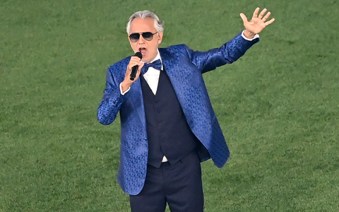 Andrea Bocelli singt im Stadio Olimpico di Roma vor einem Fußballspiel. - Foto: Matthias Balk/dpa