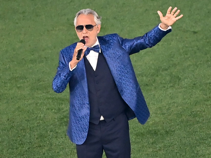 Andrea Bocelli singt im Stadio Olimpico di Roma vor einem Fußballspiel. - Foto: Matthias Balk/dpa