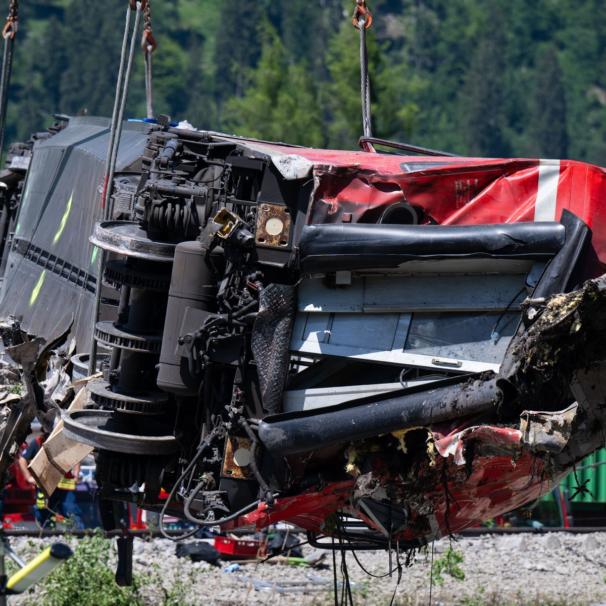 Rettungskräfte haben nach dem schweren Zugunglück einen der Waggons angehoben. Bei dem Unglück im Juni 2022 kamen fünf Menschen ums Leben. - Foto: Sven Hoppe/dpa