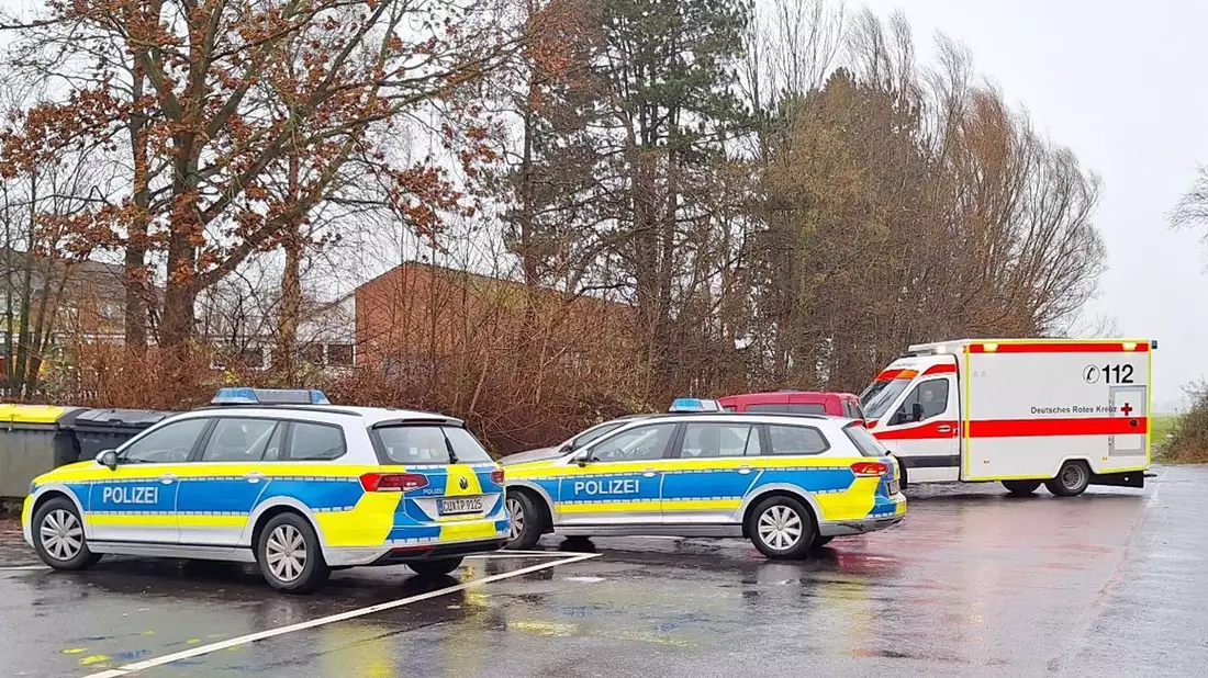 Polizeiautos und ein Krankenwagen stehen nahe der Schule in Cuxhaven. - Bild: Kai Moorschlatt/Nord-West-Media TV /dpa