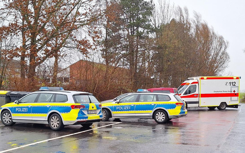 Polizeiautos und ein Krankenwagen stehen nahe der Schule in Cuxhaven. - Foto: Kai Moorschlatt/Nord-West-Media TV /dpa Polizeiautos und ein Krankenwagen stehen nahe der Schule in Cuxhaven. - Foto: Kai Moorschlatt/Nord-West-Media TV /dpa
