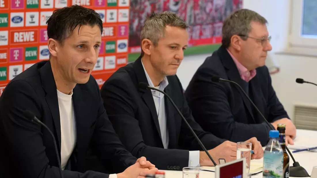 Kann sich über mangelende Arbeit vor Weihnachten nicht beklagen: FC-Geschäftsführer Christian Keller (l). - Bild: Roberto Pfeil/dpa