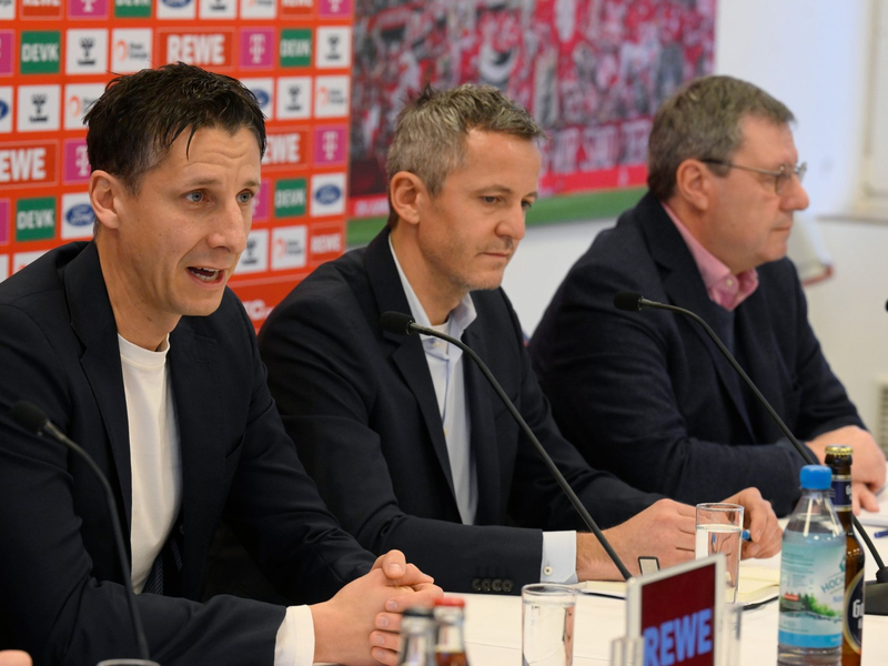 Kann sich über mangelende Arbeit vor Weihnachten nicht beklagen: FC-Geschäftsführer Christian Keller (l). - Foto: Roberto Pfeil/dpa