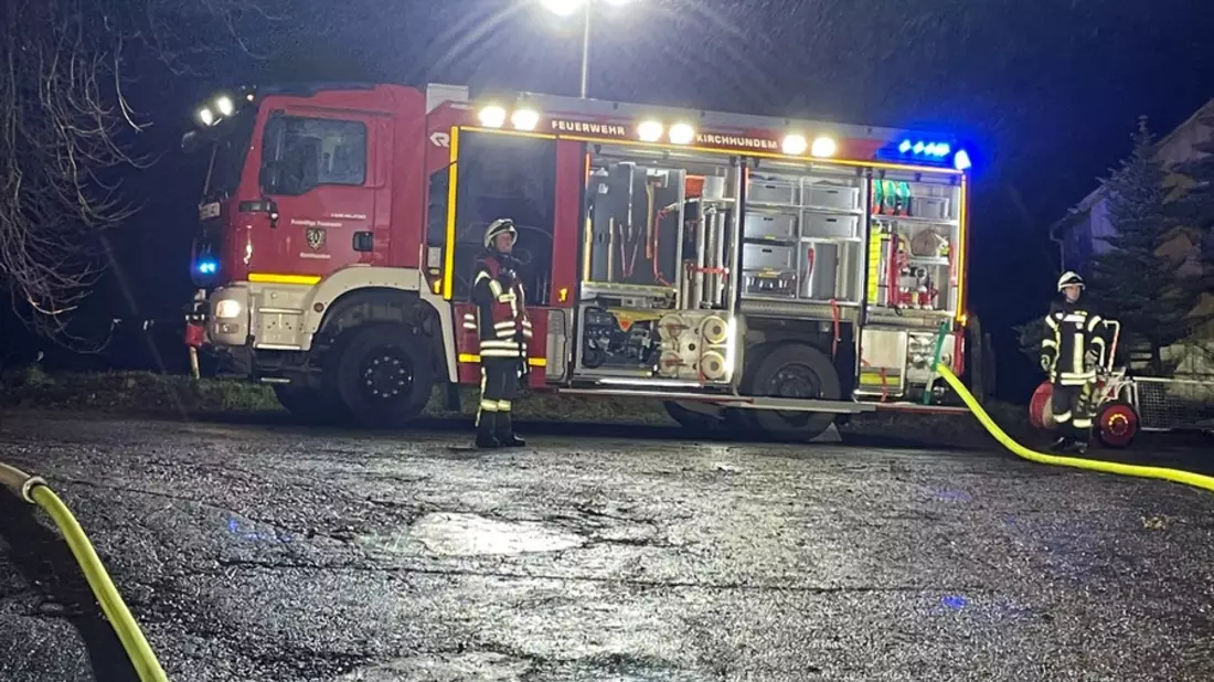 FW-OE: Turbulenter Start in die Weihnachtszeit für die Feuerwehren in Kirchhundem. - Bild: presseportal.de