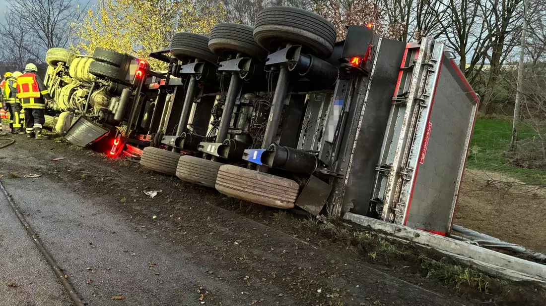 POL-DEL: Autobahnpolizei Ahlhorn: BILDMATERIAL zu Sattelzug kommt im Bereich der Gemeinde Hatten von der Autobahn 28 ab - Bild: presseportal.de